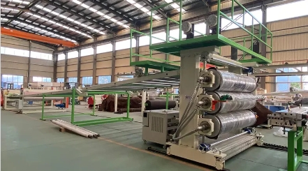Praktische toepassing van hoogefficiënte en energiebesparende extrusietechnologie in productielijnen voor PS-platen