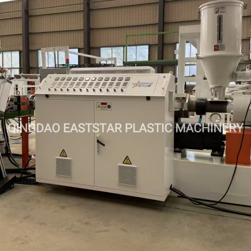 De PVC-waterleidingapparatuur met één uitlaat en twee pijpen werd met succes in gebruik genomen en in productie genomen in de fabriek van een klant.
