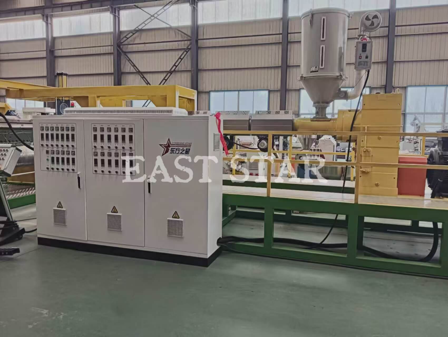 Baanbrekende innovatie! Qingdao EASTSTAR Nieuwe 2,4 meter lange extrusielijn voor mestbandplaten rolt met succes van de lijn