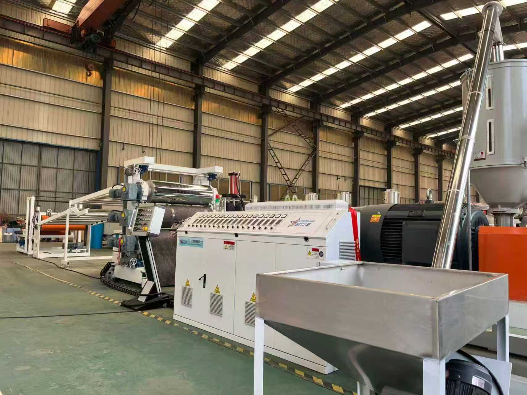 QINGDAO EASTSTAR verwelkomt klanten voor inspectie van TPE/TPV/TPU/TPR antislipmatapparatuur