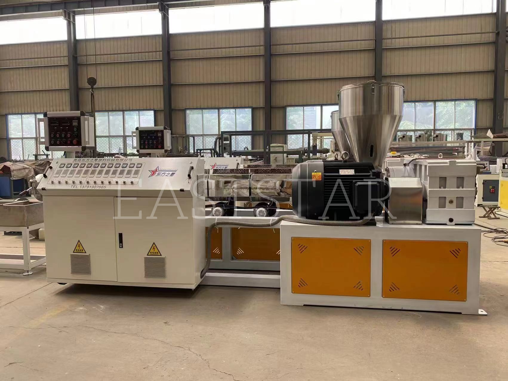 Ons technische team voert voor onze Arabische klant de precisieassemblage uit van de TSSK65 parallelle granulator met dubbele schroef