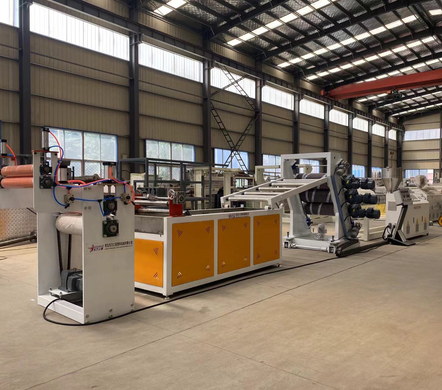 Professionele productielijnoplossingen voor flexibele deurgordijnen van PVC maken een efficiënte productie van industriële deurgordijnen mogelijk